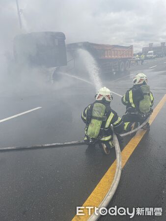 ▲▼             台66砂石車起火燃燒，幸無人傷亡。（圖／記者沈繼昌翻攝，下同）