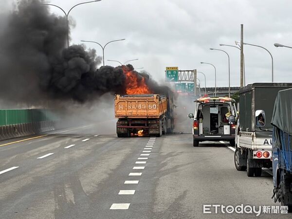 ▲▼             台66砂石車起火燃燒，幸無人傷亡。（圖／記者沈繼昌翻攝，下同）