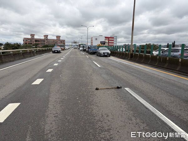 ▲▼             台66砂石車起火燃燒，幸無人傷亡。（圖／記者沈繼昌翻攝，下同）