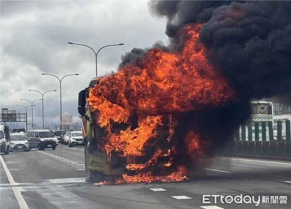 ▲台66砂石車起火燃燒，幸無人傷亡。（圖／記者沈繼昌翻攝）