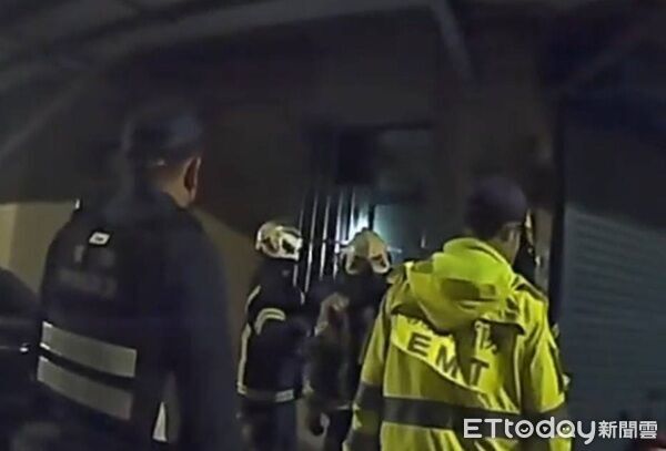 ▲警消救護人員果斷破壞窗戶入內搶救。（圖／桃園警分局提供，下同）