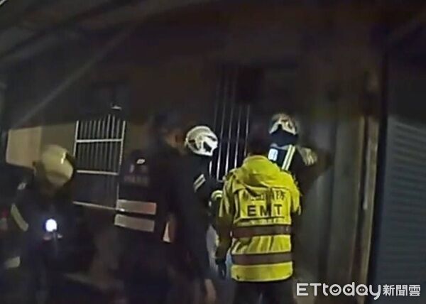 ▲警消救護人員果斷破壞窗戶入內搶救。（圖／桃園警分局提供，下同）