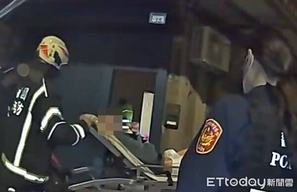 ▲及時將頭破血流的獨居男送醫救治。（圖／桃園警分局提供）