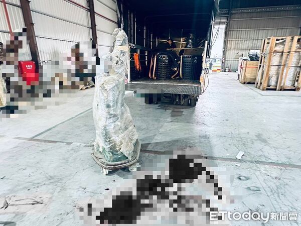 ▲男子疑似在進行搬運作業時，遭機器倒落重擊。（圖／記者陸運陞翻攝）