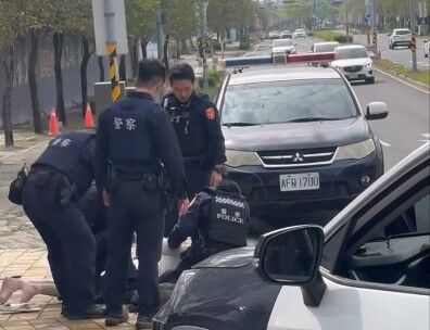 ▲彰化員林市男子拿雙刀逛大街。（圖／zhen_wei0416提供）。