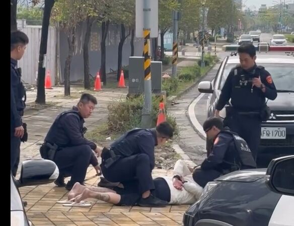 ▲彰化員林市男子拿雙刀逛大街。（圖／zhen_wei0416提供）。