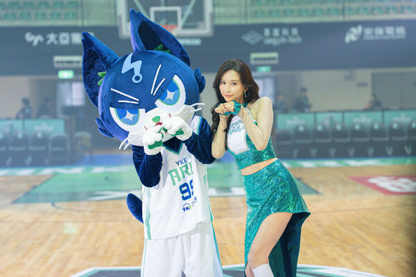 ▲林志玲現身PLG職籃，為洋基工程主場開幕戰應援，韓援睦那京、李素敏、崔洪邏。（圖／洋基工程提供）