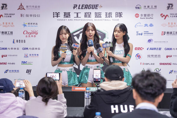▲林志玲現身PLG職籃，為洋基工程主場開幕戰應援，韓援睦那京、李素敏、崔洪邏。（圖／洋基工程提供）