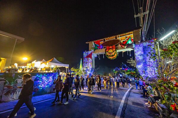 ▲南投「2025草屯聖誕煙火嘉年華」今、明（28日）兩天於草屯鎮酷比親子運動公園開跑。（圖／南投縣府觀光處提供）