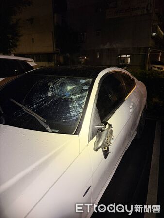 ▲▼北市五分街停車場發生一名男子爆氣，徒手毀損自己的賓士雙門轎跑車。（圖／記者邱中岳翻攝）