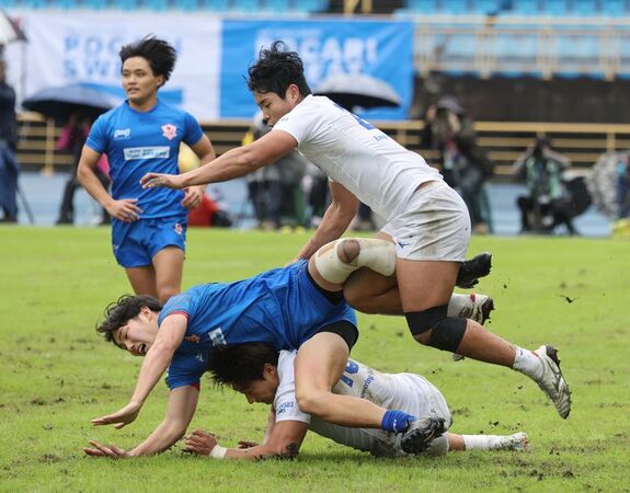 ▲第六屆台北元坤盃七人制國際大專橄欖球邀請賽在台北田徑場熱鬧開踢，創辦人杜元坤院長親自下場參加長春組的表演賽、第六屆台北元坤盃七人制國際大專橄欖球邀請賽在台北田徑場熱鬧開踢，公開組韓國延世大學(白衣)與尋求衛冕三連霸的日本拓殖大學(藍衣)7比7握手言和。(元坤運動文創產業有限公司提供)