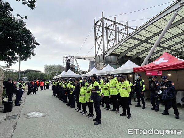 ▲南瀛草地音樂會登場前夕，新營警分局動員百名警力，加強會場及周邊安全維護。（記者林東良翻攝，下同）