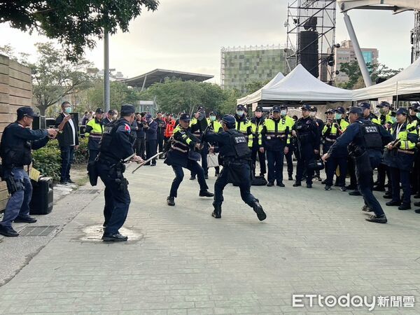 ▲南瀛草地音樂會登場前夕，新營警分局動員百名警力，加強會場及周邊安全維護。（記者林東良翻攝，下同）