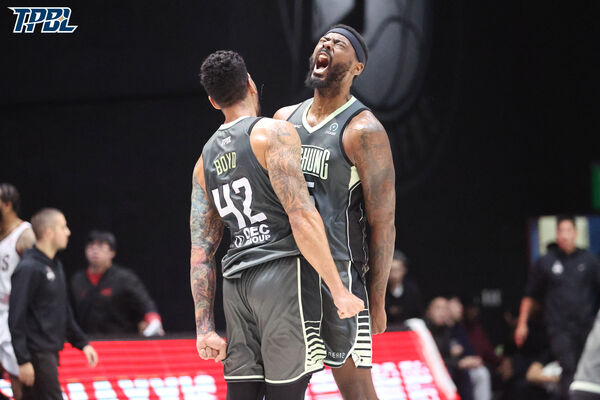 ▲福爾摩沙夢想家靠著洋將霍爾曼繳出恐怖的「雙20」數據，加上全隊6人得分上雙，主場擊退戰神。（圖／TPBL、福爾摩沙夢想家提供）