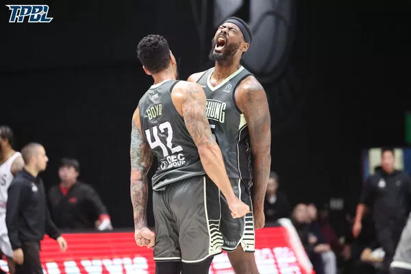 ▲福爾摩沙夢想家靠著洋將霍爾曼繳出恐怖的「雙20」數據，加上全隊6人得分上雙，主場擊退戰神。（圖／TPBL、福爾摩沙夢想家提供）