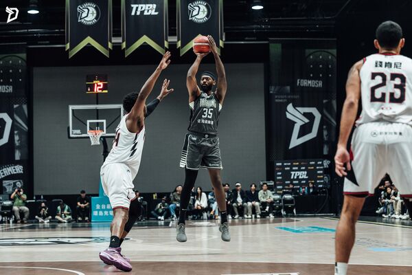 ▲福爾摩沙夢想家靠著洋將霍爾曼繳出恐怖的「雙20」數據，加上全隊6人得分上雙，主場擊退戰神。（圖／TPBL、福爾摩沙夢想家提供）