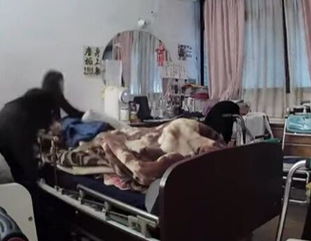 ▲▼看護第一瞬間抱緊阿嬤保護她 明明自己也超害怕。（圖／Threads／ta2__l__tattoo提供）