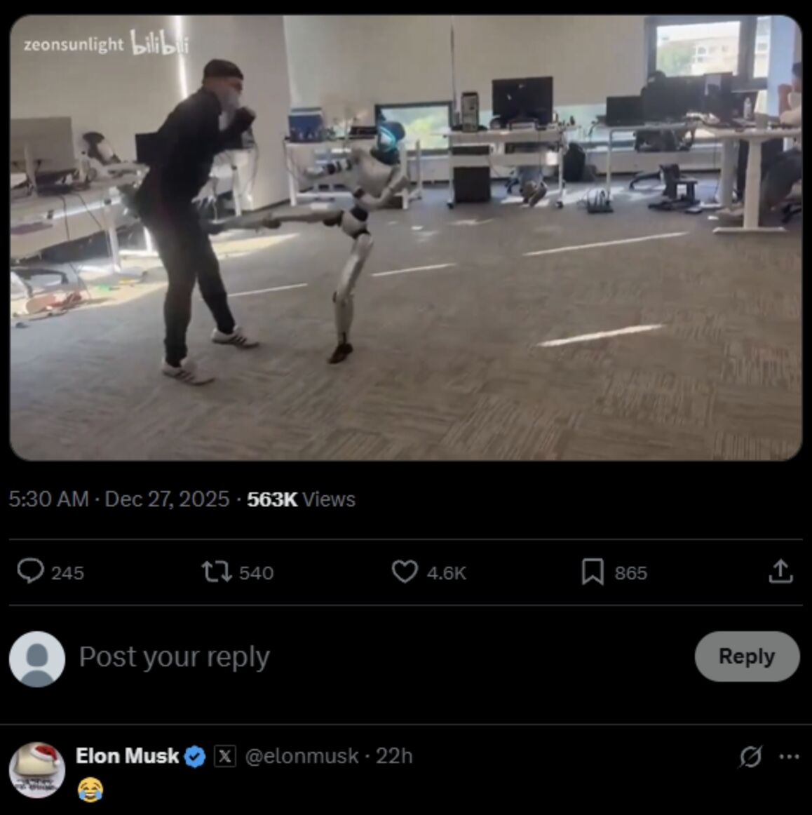 ▲馬斯克在影片下方留下「哭笑不得」的表情。（圖／翻攝微博）