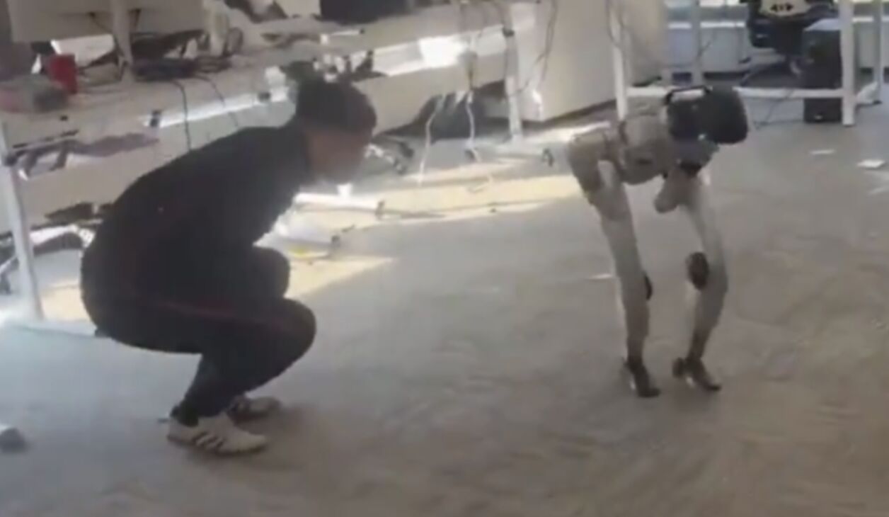 ▲機器人「製造慘案」後還不忘學習工程師，摀住下體彎腰跪下。（圖／翻攝微博）