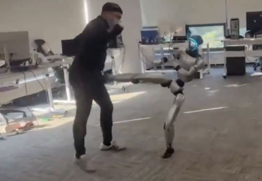 ▲機器人一腳踹向工程師下體。（圖／翻攝微博）