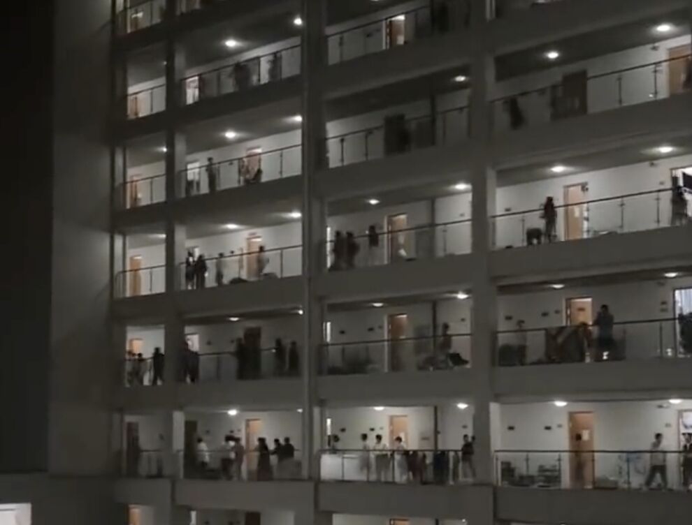 ▲福建民眾感到地震來襲，紛紛朝戶外跑。（圖／翻攝微博）