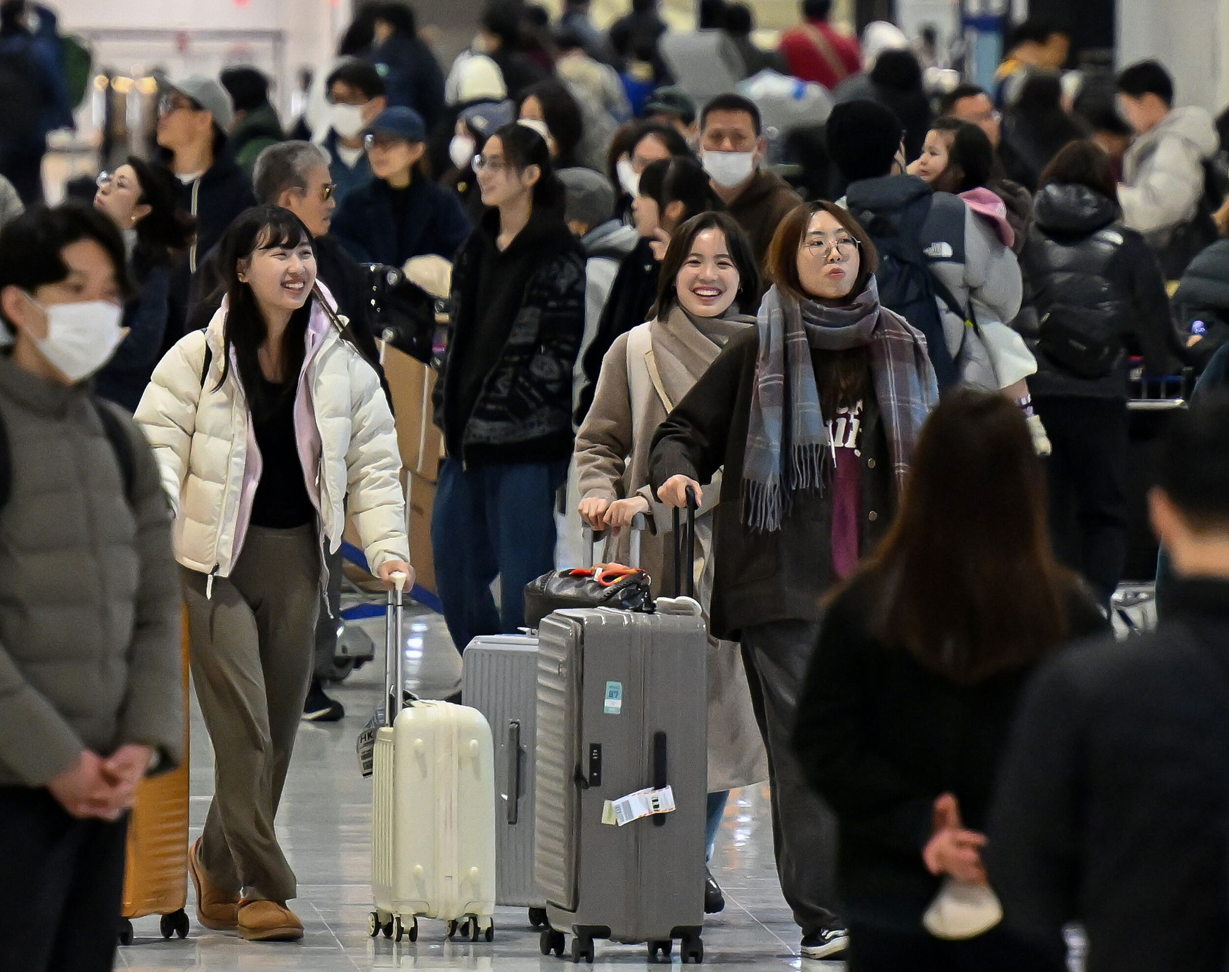 ▲▼日本成田國際機場出境大廳27日擠滿準備出國的旅客。(圖/VCG)