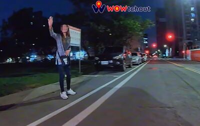 女人肉佔位踢鐵板！駕駛「一言不發」強勢倒車：她真的以為我不敢