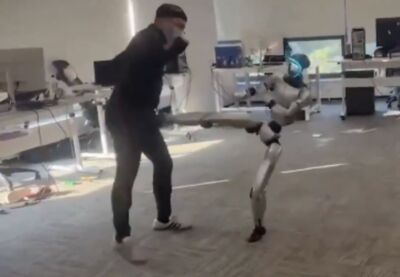 陸機器人測試突踹工程師　一腳踢中「小弟弟」後一起彎腰跪地