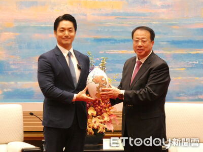 雙城論壇／上海贈禮曝光！　瓷瓶象徵兩市情誼如玉蘭、磐石