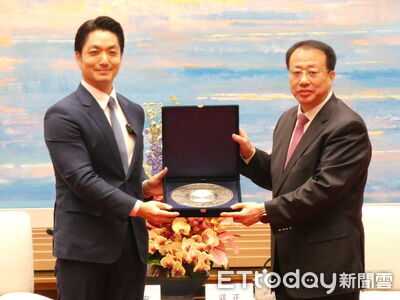 蔣萬安雙城論壇贈禮曝光！　「錫」盤子象徵台北上海「惜情」