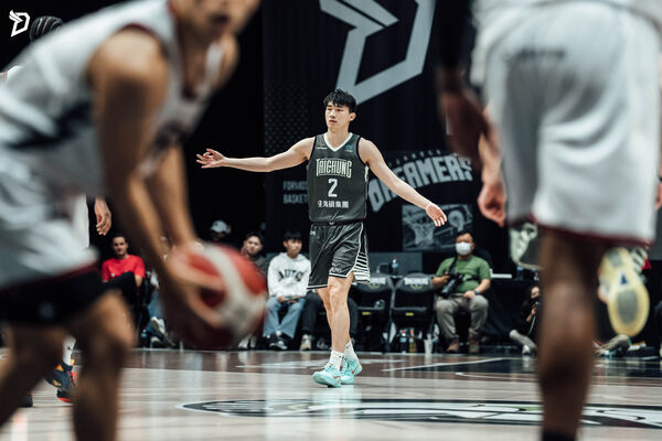 ▲福爾摩沙夢想家馬建豪、啦啦隊三上悠亞。（圖／TPBL、夢想家提供）