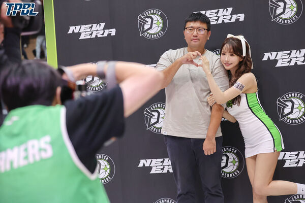 ▲福爾摩沙夢想家日籍啦啦隊三上悠亞展現親和力。（圖／TPBL提供）