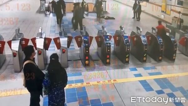 ▲▼陳男因與老闆吵架情緒不穩，被拒進捷運不爽咆哮，遭站長噴辣椒水制止。（圖／記者邱中岳翻攝）