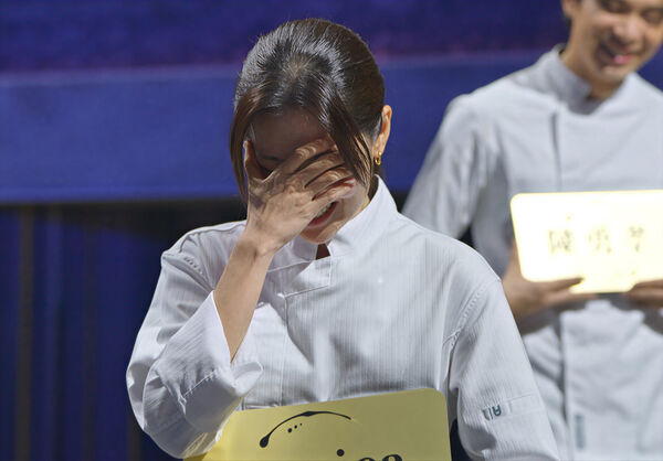 ▲鍾欣凌（左）特別邀請「港點女王」鄭智善擔任評審。（圖／華視提供）