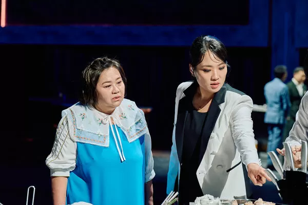 ▲鍾欣凌（左）特別邀請「港點女王」鄭智善擔任評審。（圖／華視提供）