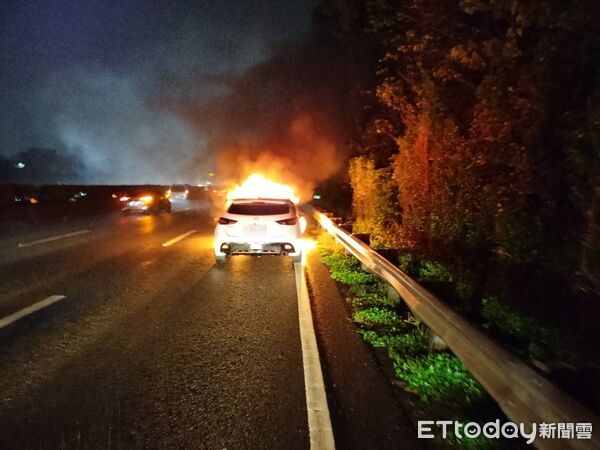 ▲▼國道一號七堵段火燒車！小客車起火　3人逃生無傷。（圖／記者郭世賢翻攝）