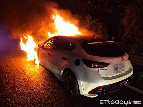 ▲▼國道一號七堵段火燒車！小客車起火　3人逃生無傷。（圖／記者郭世賢翻攝）