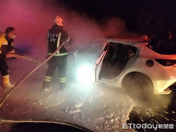 ▲▼國道一號七堵段火燒車！小客車起火　3人逃生無傷。（圖／記者郭世賢翻攝）
