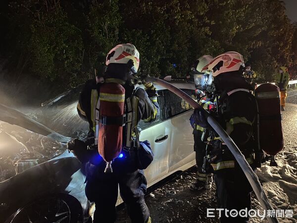 ▲▼國道一號七堵段火燒車！小客車起火　3人逃生無傷。（圖／記者郭世賢翻攝）