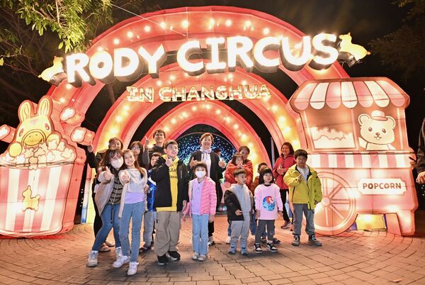 ▲為期65天的彰化月影燈季今晚開燈現場湧入6萬人到場。（圖／縣府提供，以下同）