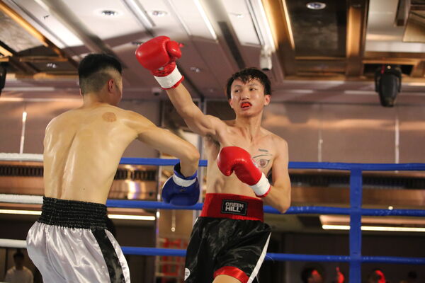 ▲IRON FIST環太平洋國際職業拳擊賽，來自台南的高瑋明擊敗孫愷懌拿到職業賽首勝，胸前的「寫輪眼」刺青引起關注。（圖／中華拳擊總會提供）