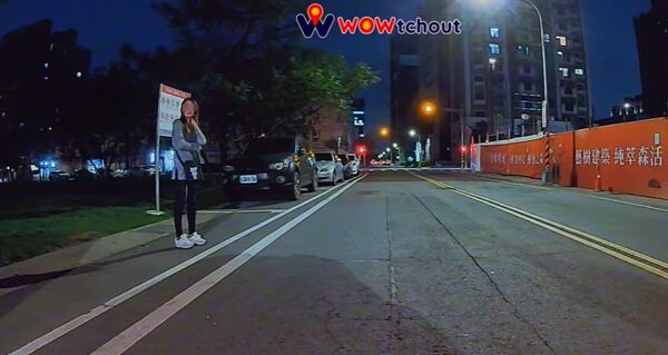 ▲▼女子「人肉佔車位」翻車！駕駛無視阻擋倒車入庫。（圖／翻攝自YouTube／WoWtchout - 地圖型行車影像分享平台）