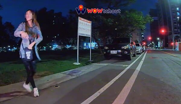 ▲▼女子「人肉佔車位」翻車！駕駛無視阻擋倒車入庫。（圖／翻攝自YouTube／WoWtchout - 地圖型行車影像分享平台）