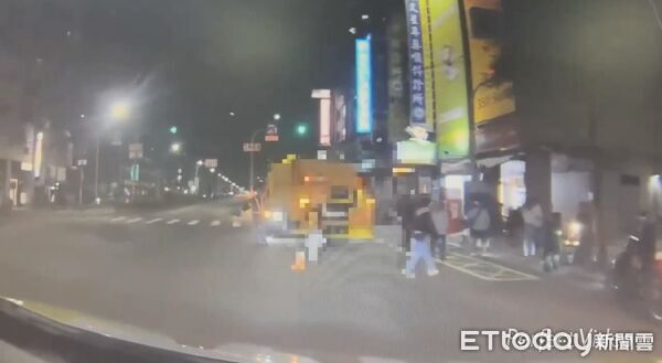 ▲▼左營垃圾車起步擦撞，7旬大樓保全無生命跡象送醫急救。（圖／記者賴文萱翻攝）