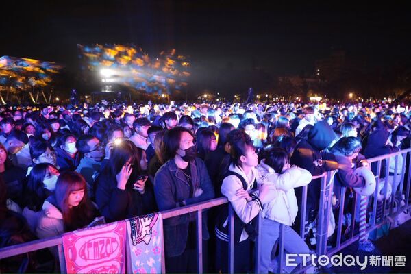▲「2026台南好young」南瀛草地音樂會27日晚間登場，吸引超過6萬人次湧入新營南瀛綠都心公園。（記者林東良翻攝，下同）