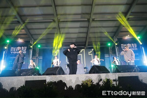 ▲「2026台南好young」南瀛草地音樂會27日晚間登場，吸引超過6萬人次湧入新營南瀛綠都心公園。（記者林東良翻攝，下同）