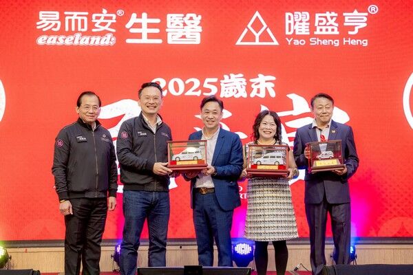 ▲易而安生醫捐贈復康巴士　