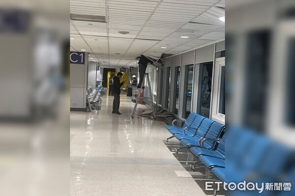 ▲▼7.0強震桃機天花板掉落，2旅客被砸到無受傷。（圖／記者沈繼昌翻攝）