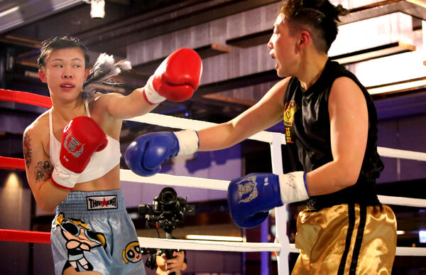 ▲羅于婷以一身搶眼的「藍色泡泡」風格登場，最終擊敗香港泰拳天后歐盈盈。（圖／中華拳擊總會提供）