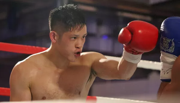 ▲男子壓軸賽由地主江奕宏出戰日本好手長岡波輝，睽違7年重返職業賽，雖未能把勝利留下，但仍獲得全場喝采。（圖／中華拳擊總會提供）